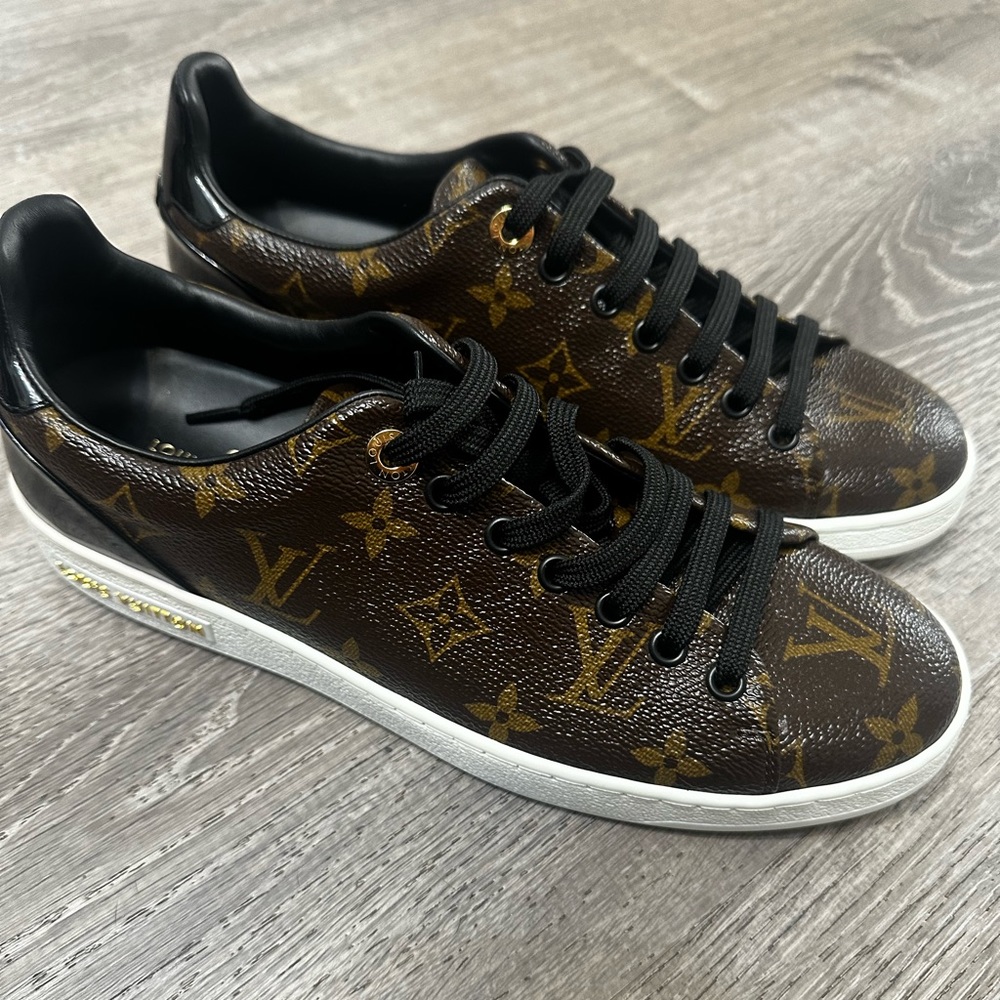 Louis Vuitton BRAND NEW Sneaker size 39 EUR
